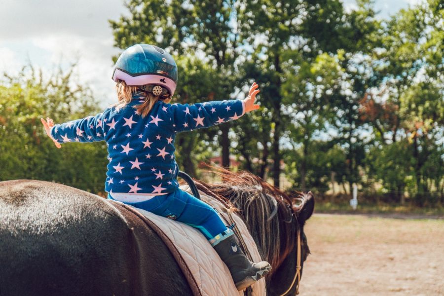 Hobusega sõitma õppimise ajal harjutab laps sadulas tasakaalu.