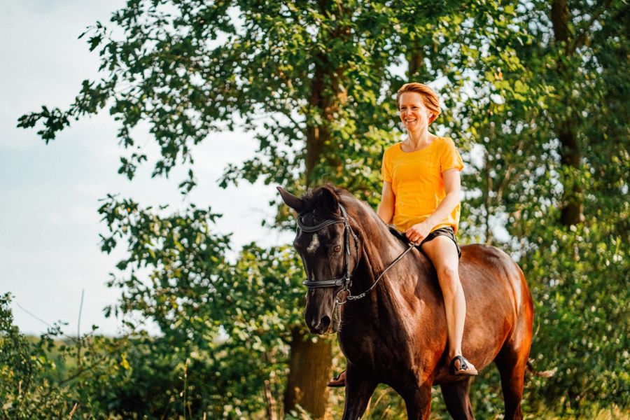 Ratsutamine ilma seljas on nn loomulik ratsutamisviis (natural horsemanship). Ratsanik sõidab hobusel ilma sadulata.